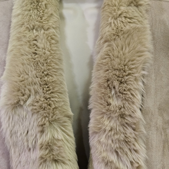 Loft (Ann Taylor Loft) Cream Faux Suede Faux Fur Trim & Lining Vest, Large - Picture 8 of 16